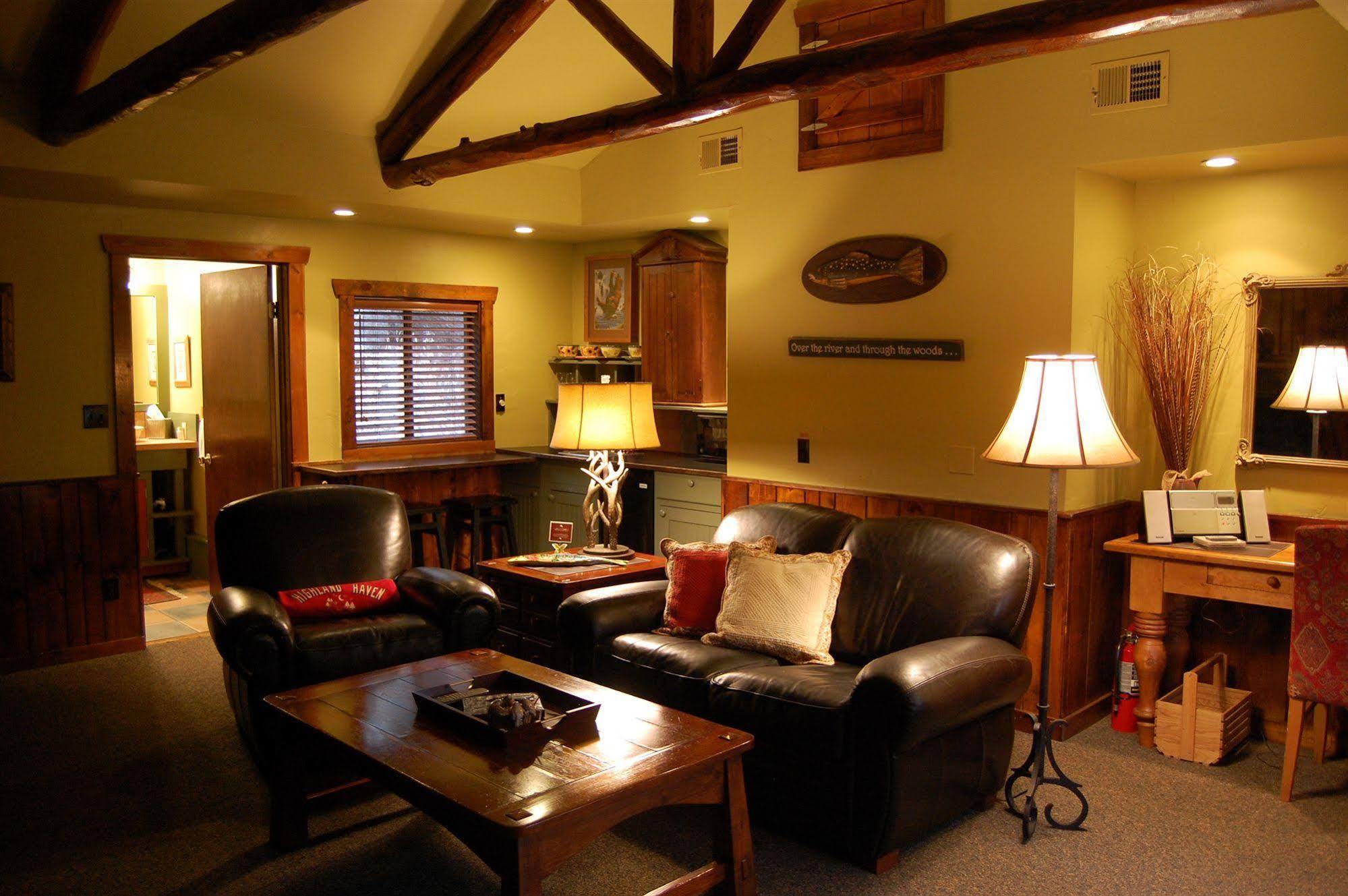 Highland Haven Creekside Inn Эвергрин Экстерьер фото