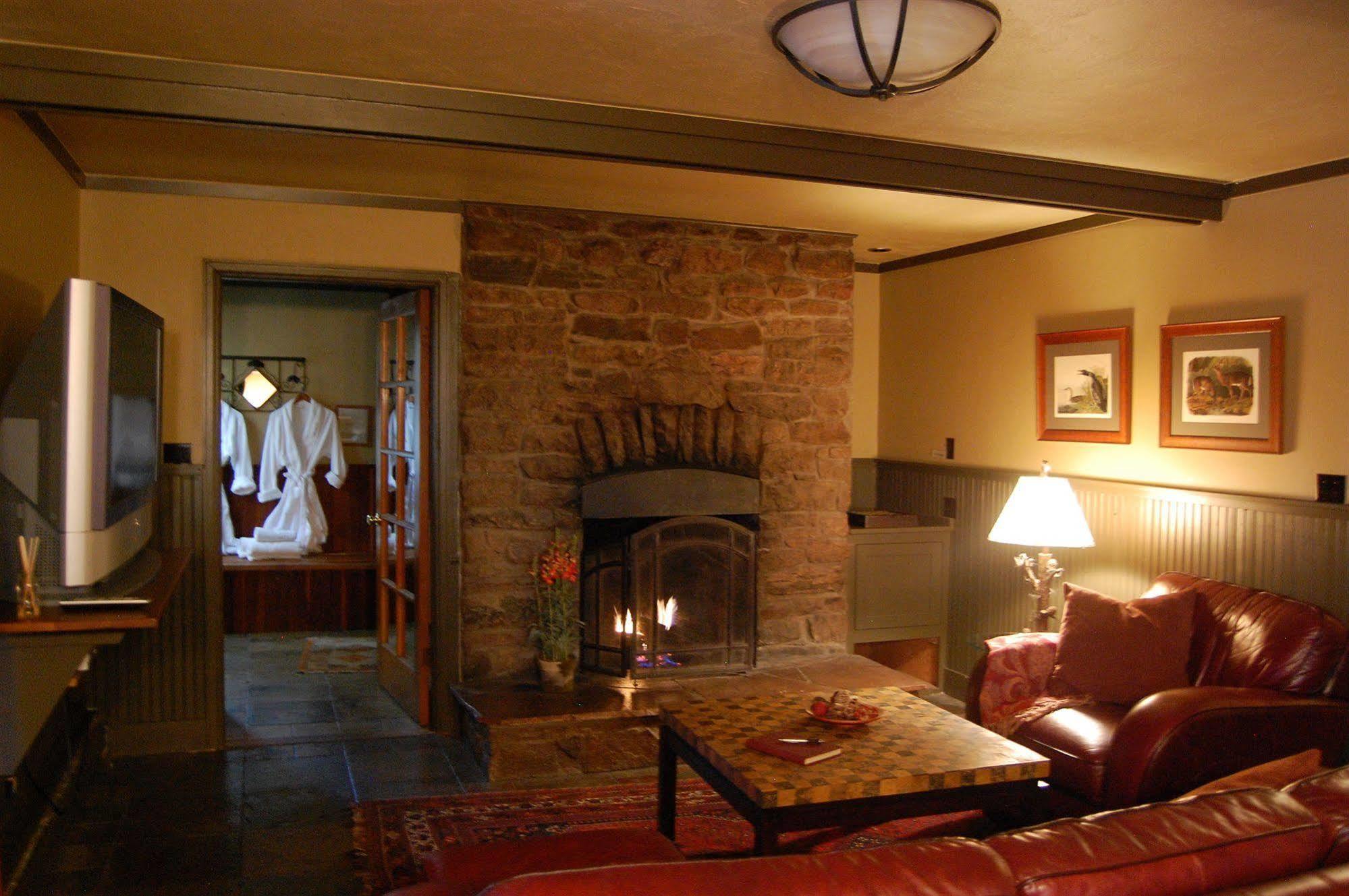 Highland Haven Creekside Inn Эвергрин Экстерьер фото