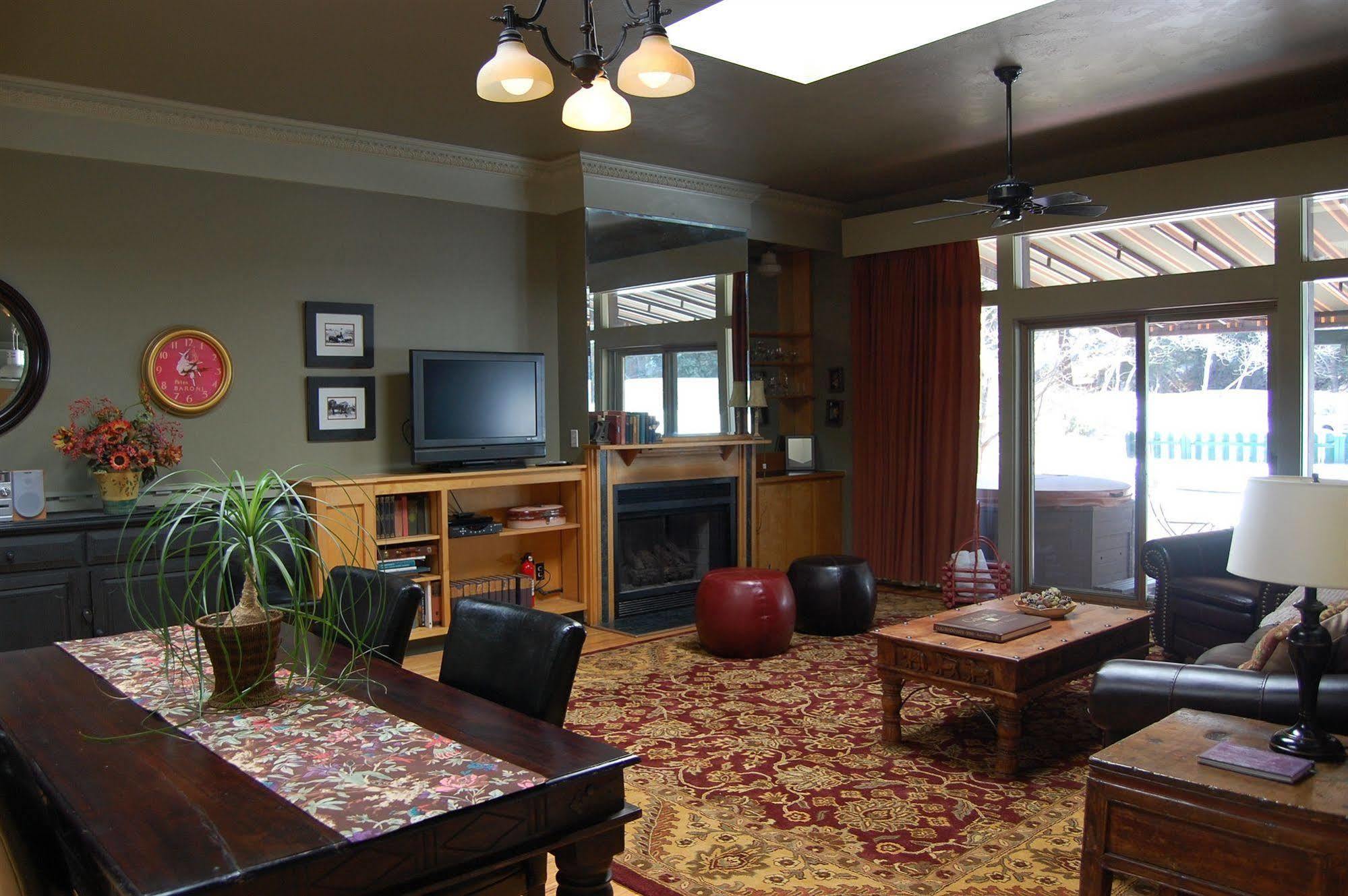 Highland Haven Creekside Inn Эвергрин Экстерьер фото