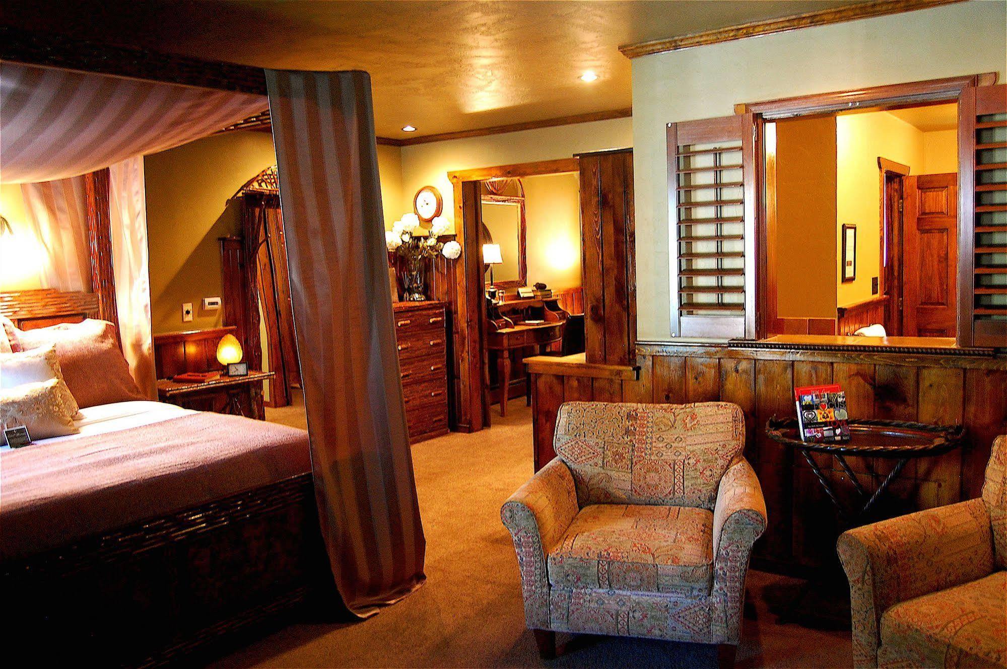 Highland Haven Creekside Inn Эвергрин Экстерьер фото