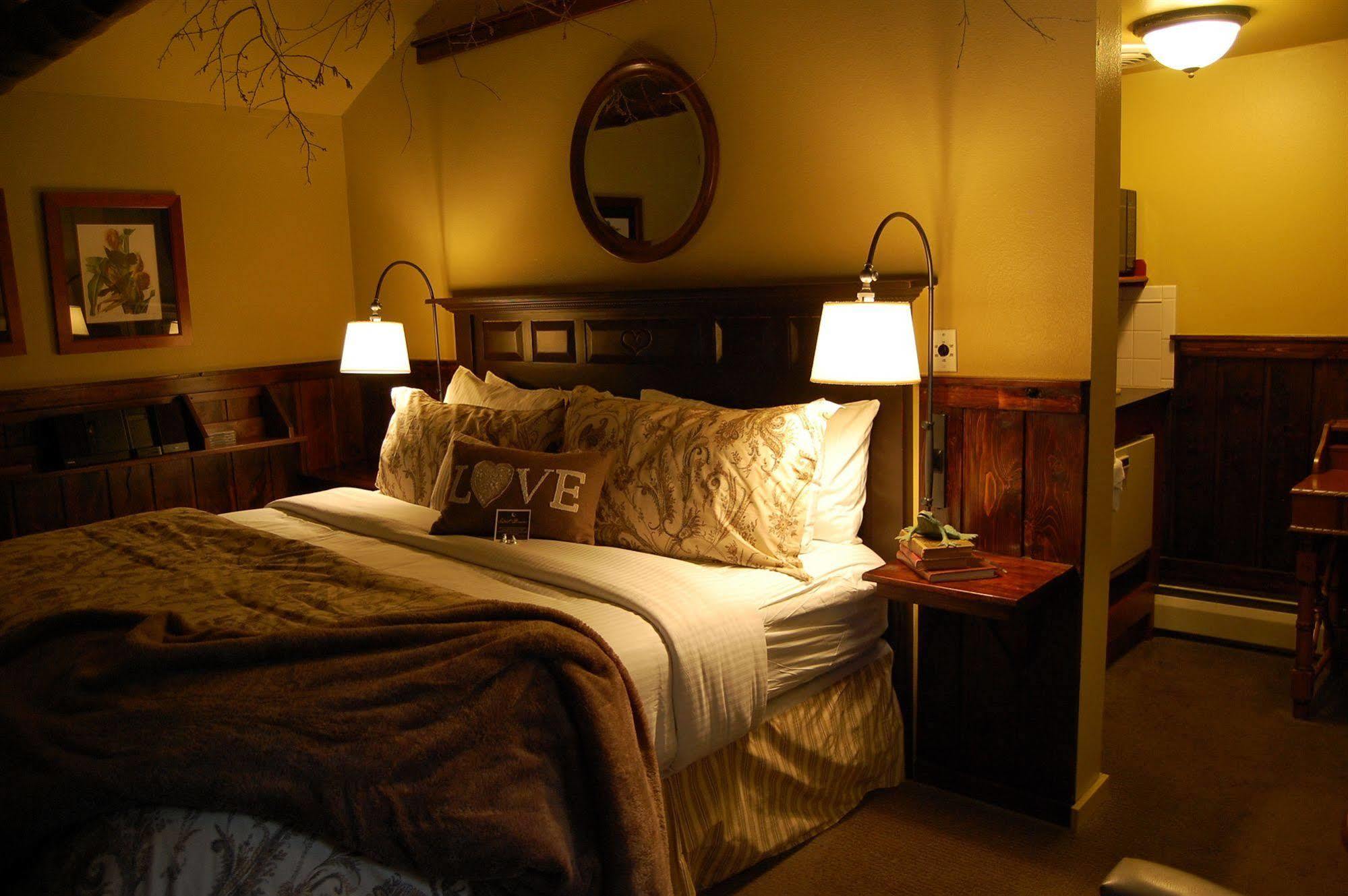 Highland Haven Creekside Inn Эвергрин Экстерьер фото