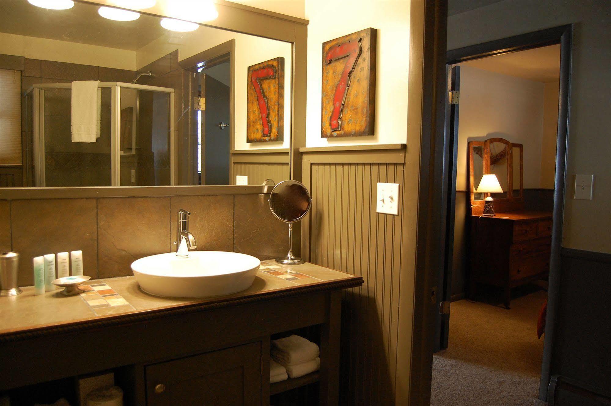 Highland Haven Creekside Inn Эвергрин Экстерьер фото