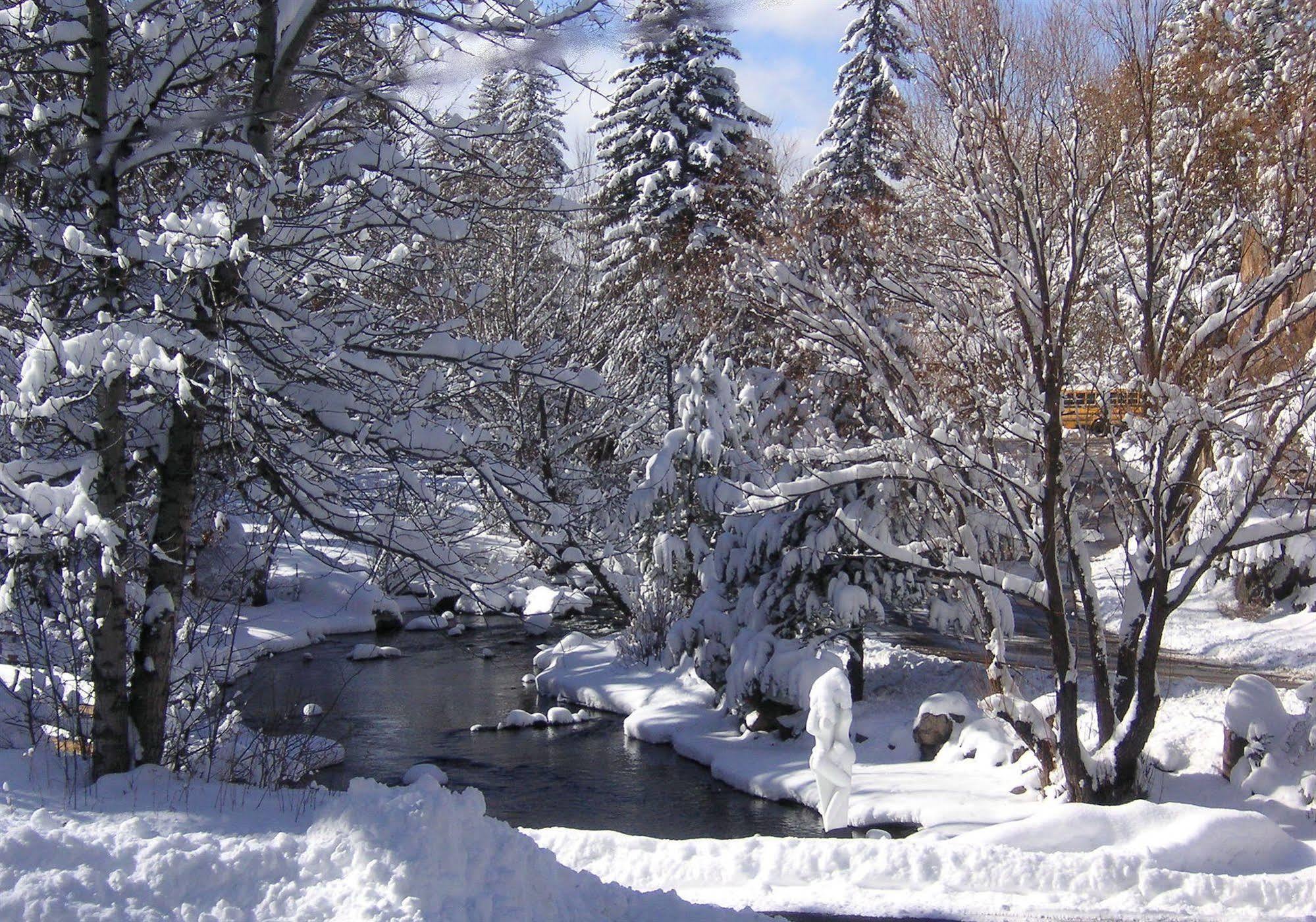 Highland Haven Creekside Inn Эвергрин Экстерьер фото