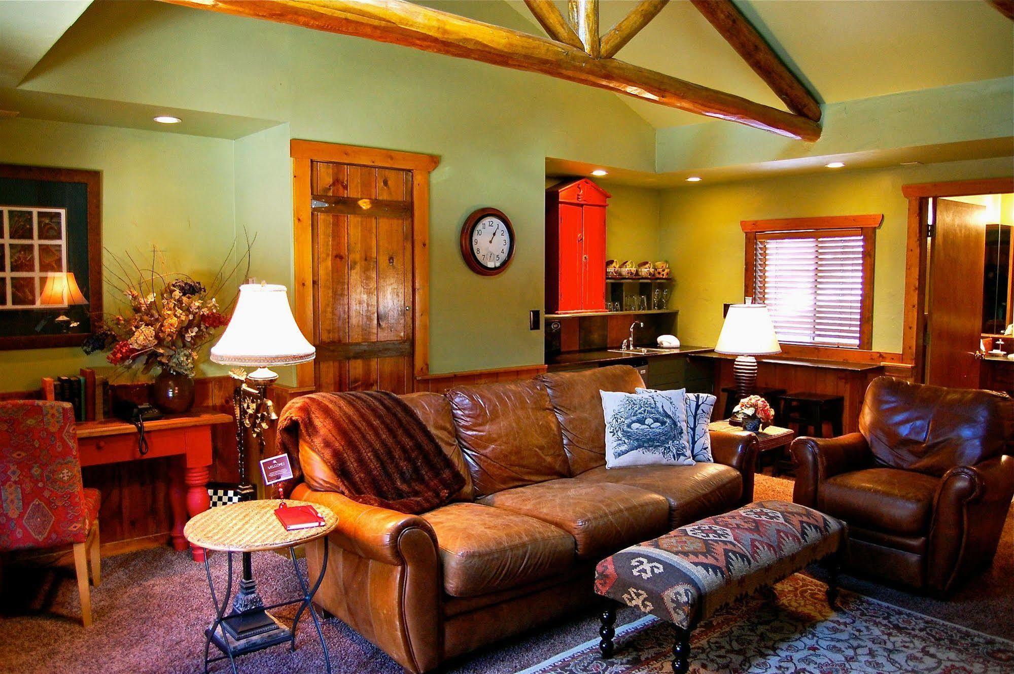 Highland Haven Creekside Inn Эвергрин Экстерьер фото